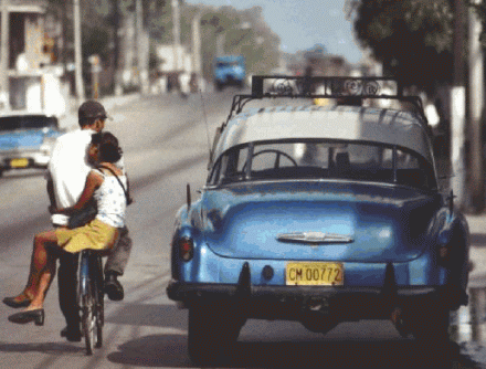 Kubanske ulice sa starim autombilima